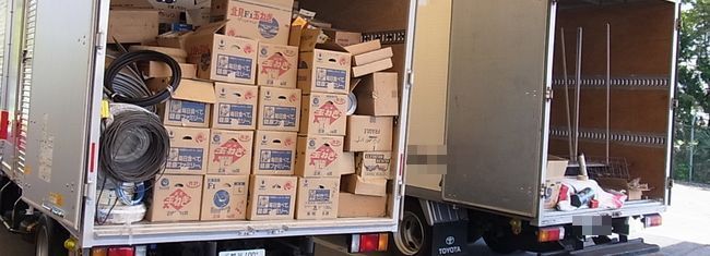 自社倉庫前の荷降ろし風景