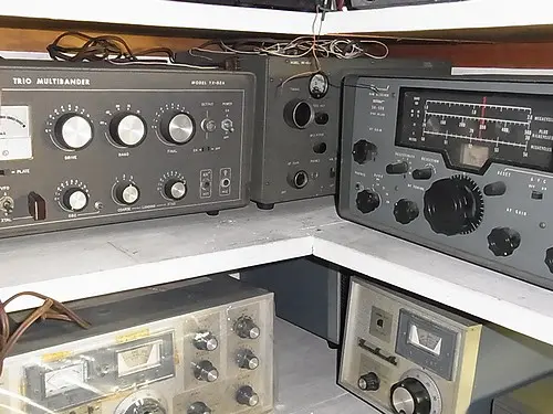 軍用受信機R-390Aなど30台以上をお売り頂きました。（軍用無線機）