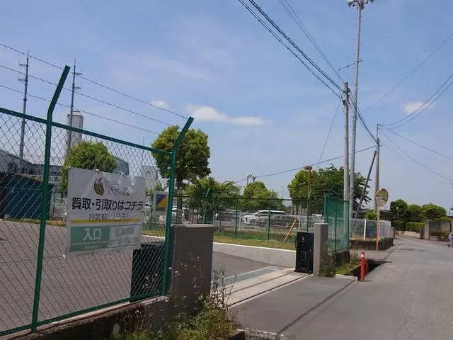 左手に通用門がございます