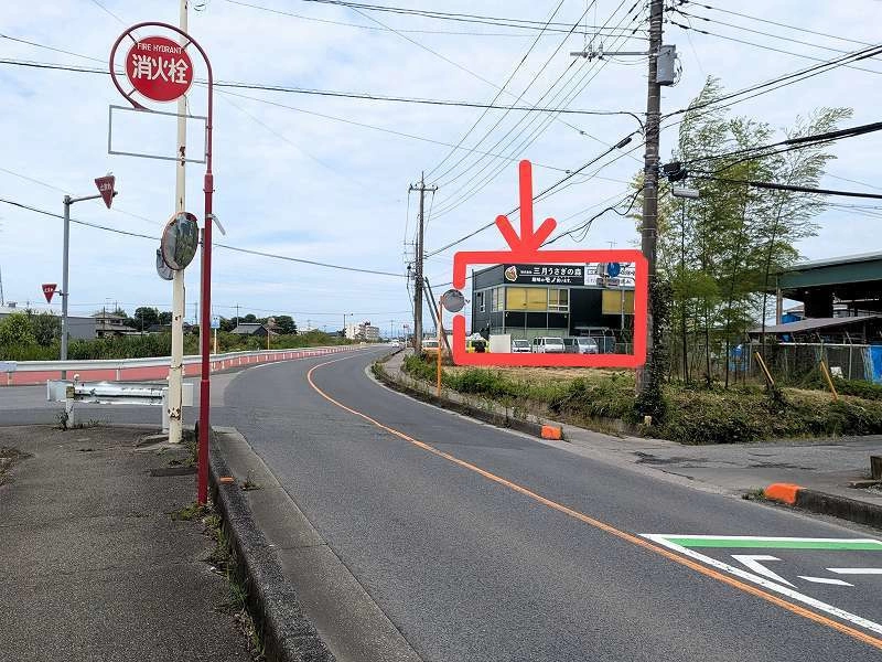 右側の建物です