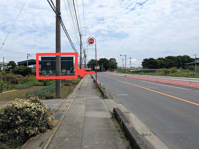 左手の白い建物です