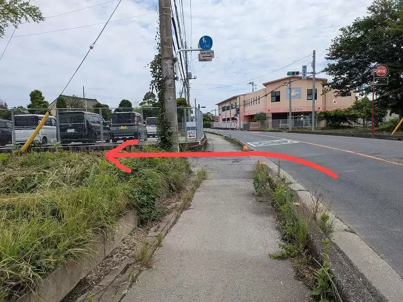 正門を通り過ぎ、補助信号の前を左へ行く写真。