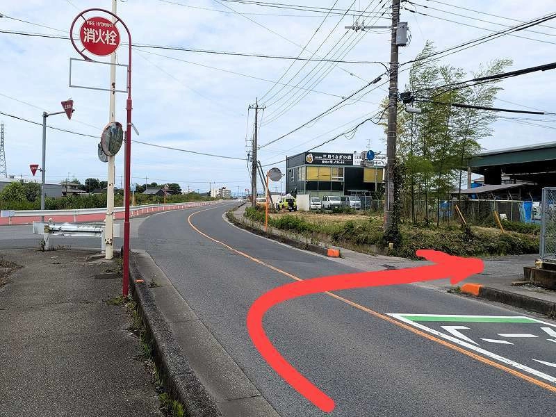 正門を通り過ぎ、補助信号の前を左へ行く写真。